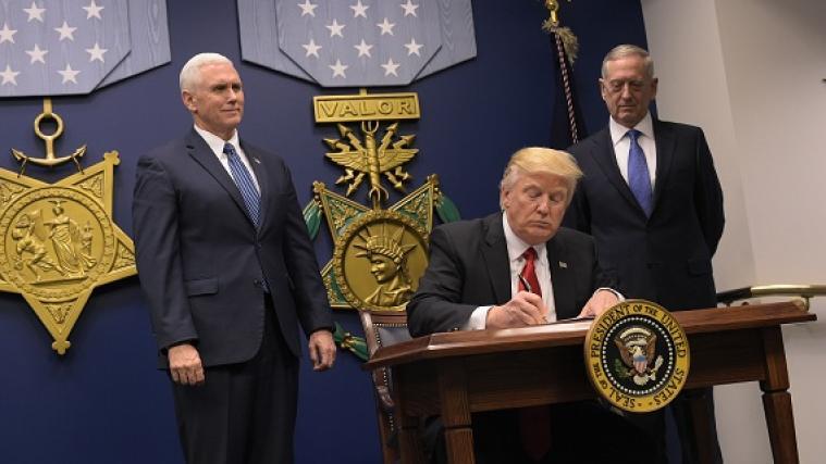 US-Präsident Donald Trump unterzeichnet das Dekret zur Modernisierung der Streitkräfte.