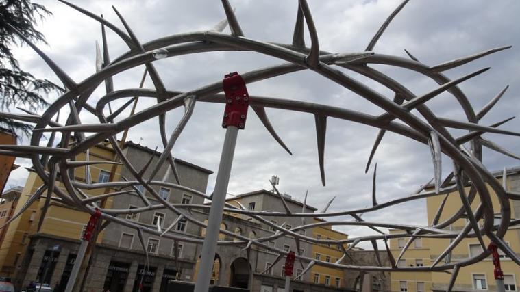 Die Dornenkrone wurde am Sonntag am Siegesplatz in Bozen aufgestellt. - Foto: Südtiroler Heimatbund