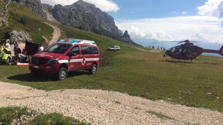 Die Einsatzkräfte kümmerten sich um den Downhiller. - Foto: Aiut Alpin Dolomites