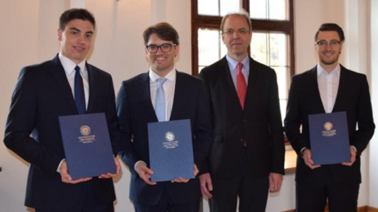 V.l.n.r. Paul Nardelli, Peter Willeit, Univ.-Prof. Dr. Johannes Zschocke und Ivan Lechner freuten sich über die Preisvergabe. - Foto: Medizinische Universität Innsbruck