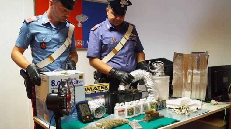 Die Carabinieri von Meran mit dem Drogenfund und den Utensilien. - Foto: Carabinieri