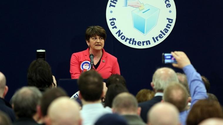 DUP-Chefin Arlene Foster feierte mit den Anhängern der Partei den knappen Wahlsieg.