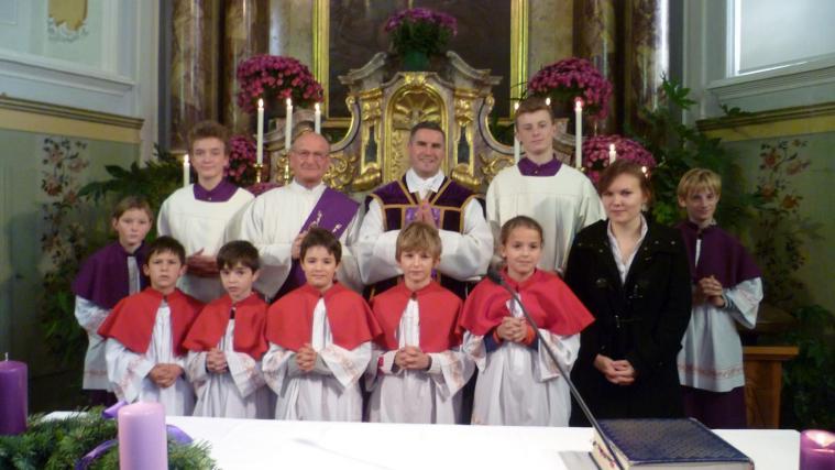 Ein Erinnerungsfoto an die erste Feier mit Ministranten-Aufnahme.