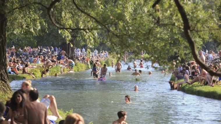 So beschaulich der Eisbach im Englischen Garten in München auch wirkt: Er hat seine Tücken. Am Dienstag ist dort eine Jugendliche ertrunken.