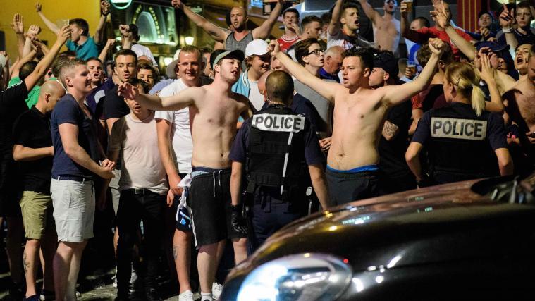 Englische Fans lieferten sich in Marseille Auseinandersetzungen mit der Polizei.