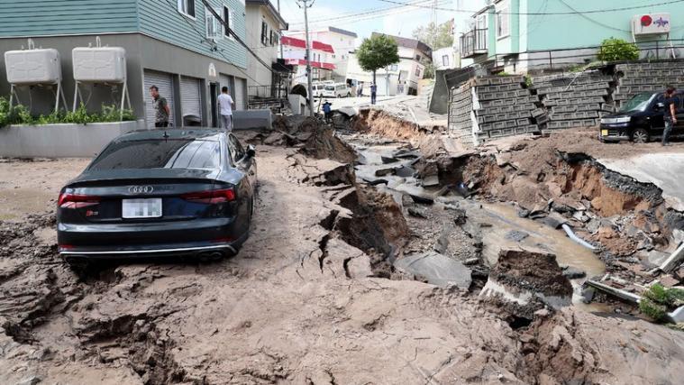 Nach dem schweren Erdbeben in Nordjapan geht die Suche nach Überlebenden weiter.
