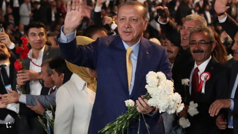5 Wochen nach dem Verfassungsreferendum in der Türkei ist Staatspräsident Recep Tayyip Erdogan wieder zum Vorsitzenden der Regierungspartei AKP gewählt worden.
