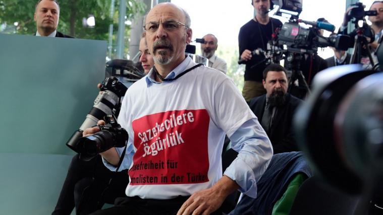 Bei dem Mann, der abgeführt wurde, handelte es sich um den Journalisten Ertugrul Yigit.