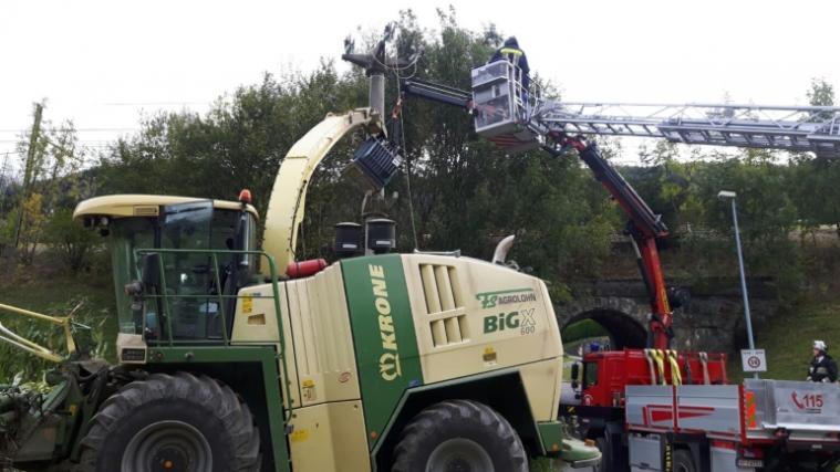 Mittels Drehleiter und Kranwagen konnte die Sterzinger Feuerwehr die Gefahrensituation beenden. - Foto: FFW Sterzing