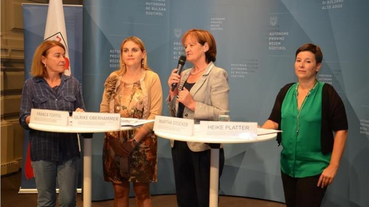 Franca Toffol, Ulrike Oberhammer, Martha Stocker und Heike Platter bei der Vorstellung des Programms des 1. Tags der Gleichstellung.