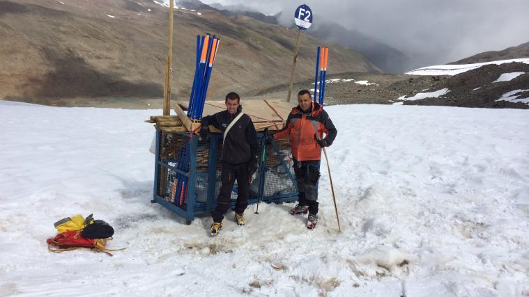 Mitarbeiter bringen die letzten Überbleibsel der Kulissen für den "Everest"-Dreh ins Tal.