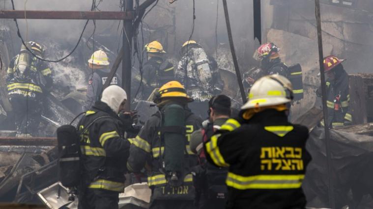 Bei einer schweren Explosion in einer israelischen Feuerwerksfabrik sind nach Polizeiangaben 2 Menschen getötet und mehrere weitere verletzt worden.