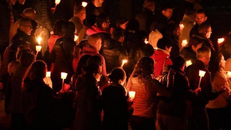 Die Bewohner Amatrices erinnerten mit einem Fackelzug an die Opfer des Erdbebens vor 1 Jahr. - Foto: ANSA