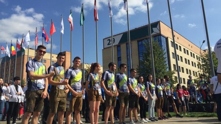 Die Teilnehmer im Rahmen der Willkommens-Zeremonie. - Foto: Worldskills