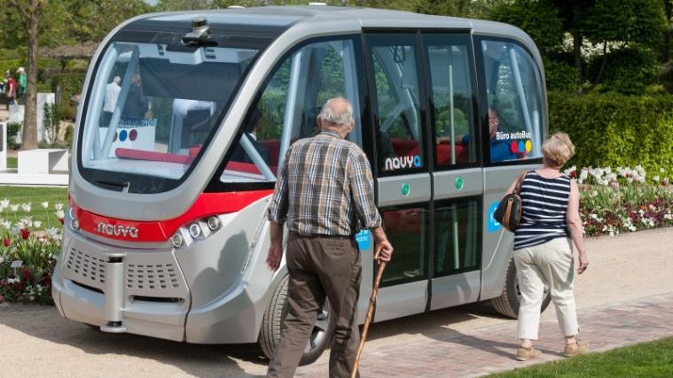 Dieser völlig autonom fahrende Elektrobus befördert Besucher - ohne Fahrer - durch die Gärten von Bad Zwischenahn (Niedersachsen).