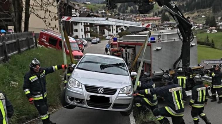 Das Fahrzeug konnte mittels Seilwinde und Kran geborgen werden. - Foto: FFW St. Christina
