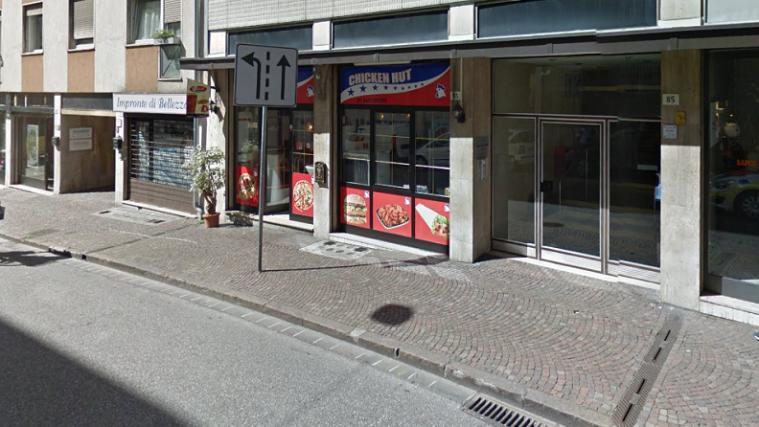 Auf das Fast-Food-Lokal in der Bozner Rosministraße wurde ein Überfall verübt. Foto: Google Street View