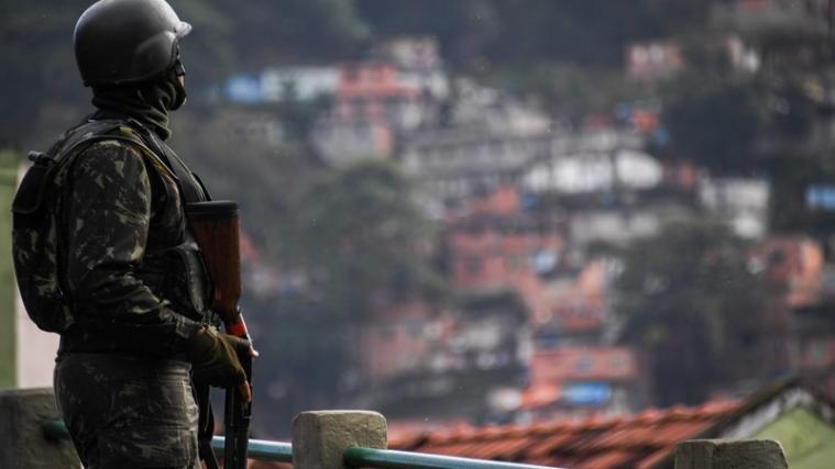 Genau ein Jahr nach den Olympischen Spiele hat das brasilianische Militär im Kampf gegen die ausufernde Kriminalität in Rio de Janeiro am Samstag eine Großoperation in Favelas gestartet.
