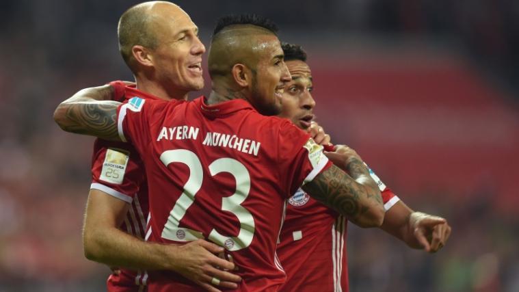 Arturo Vidal (Mitte) jubelt mit Arjen Robben (l.) und Thiago Alcantara, Bayerns Torschützen Nummer 2 und 3 beim 3:0 gegen Hertha Berlin.