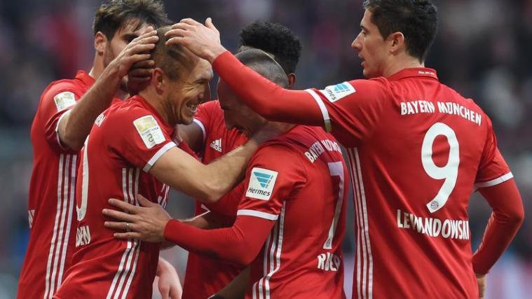 Die Bayern freuen sich über die Tabellenführung.
