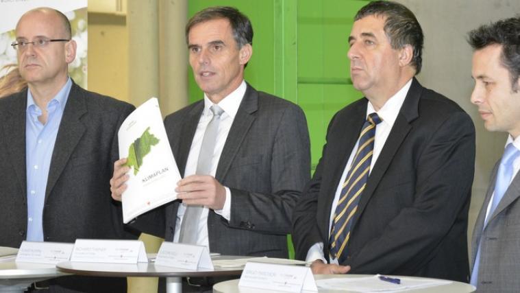 Flavio Ruffini, Direktor der Landesumweltagentur, LR Theiner, BM Luigi Spagnolli und Sergio Marchiori stellten heute den Ausbau des Fernwärmenetzes in Bozen vor