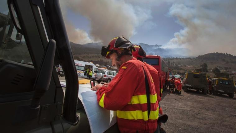 Die Feuerwehr von La Palma versucht, den Waldbrand unter Kontrolle zu bekommen.