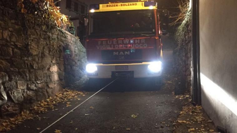 Die FFW Bozen sowie die Berufsfeuerwehr bargen den Lieferwagen mittels Seilwinde. Foto: FFW