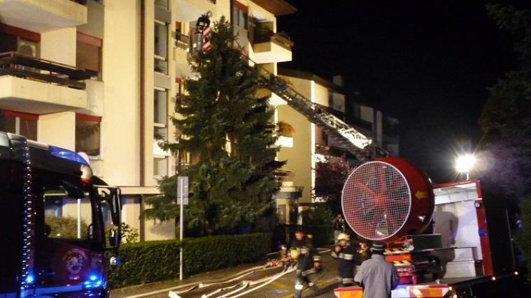 Mit einer Drehleiter wurden einige Hausbewohner in Sicherheit gebracht. Foto: FF Milland/Facebook