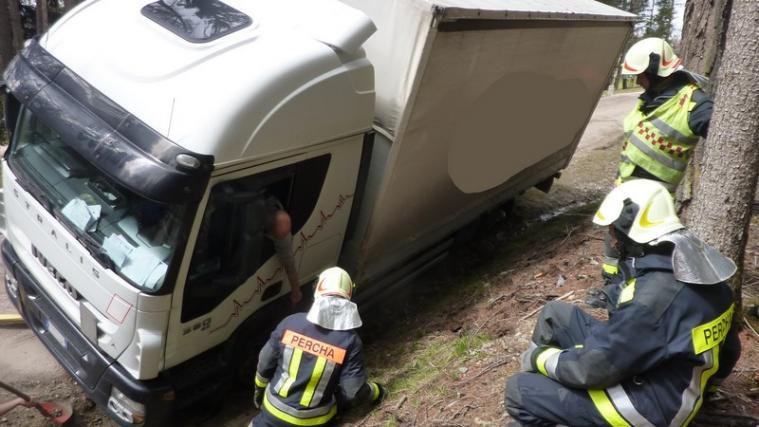 Der Lkw geriet in eine gefährliche Schieflage. - Foto. FFW Percha