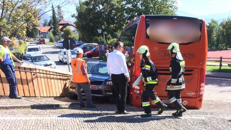 Ein Bus und ein Pkw mussten aus ihrer misslichen Lage befreit werden. - Foto: FFW Lengmoos/Klobenstein