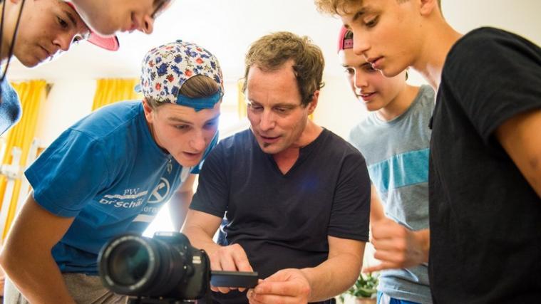 Junge Menschen beim Filmschnupperkurs ACTION! - Foto: IDM/DPI