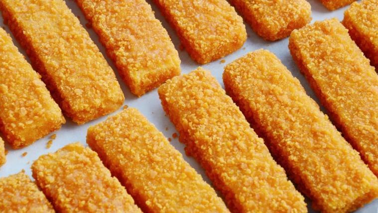 Der Konsum von stark verarbeiteten Lebensmitteln wie Fischstäbchen erhöht das Krebsrisiko.