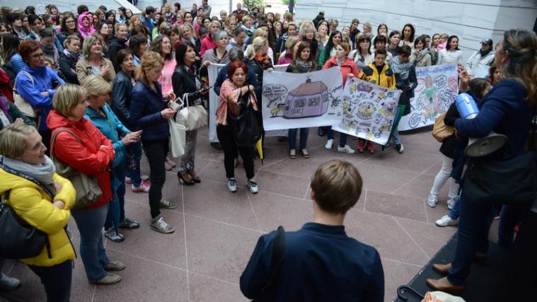 Einige hundert Kindergärtnerinnen protestierten am Donnerstag vor dem Landtag.