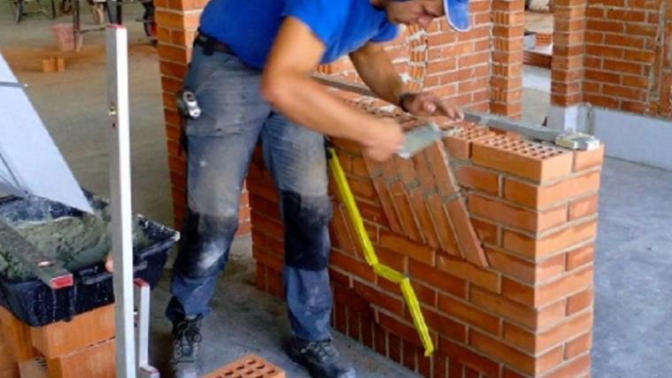Der Maurer Florian Hochgruber aus Rodeneck trainiert fleißig für die Berufsweltmeisterschaften „WorldSkills 2015“. Foto: lvh.apa