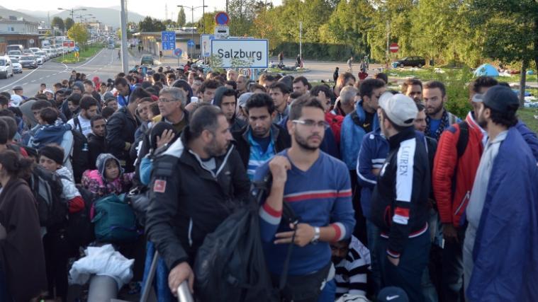 Viele Flüchtlinge verbrachten die Nacht auf Donnerstag am österreichisch-deutschen Grenzübergang Freilassing. Im Bild einige wartende Migranten auf der Saalachbrücke vor dem Übertritt nach Deutschland.