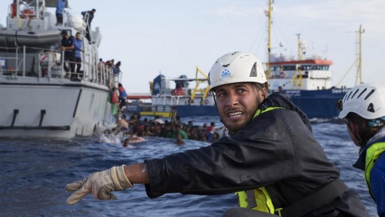 Die „Sea-Watch 3“ bei der Rettungsaktion am Montag. - Foto: Sea Watch Italia