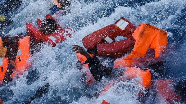 Mindestens 239 Menschen werden vermisst, nachdem zwei Schiffe mit Flüchtlingen verunglückt sein sollen.