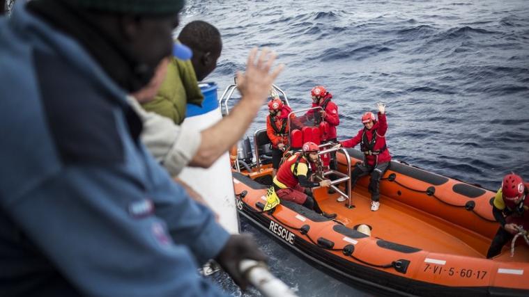 Die maltesischen Behörden seien dabei, sich auf die Ankunft der Migranten vorzubereiten, berichtete am Sonntag die spanische NGO Open Arms, die mit ihrem Schiff das Fischerboot begleitet. - Foto: Open Arms/Twitter