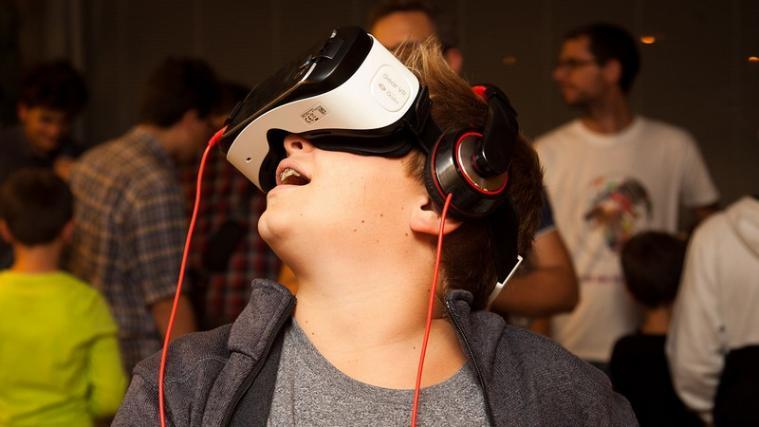 Brille auf und ab in unbekannte Gefilde – bei der LUNA 2019 ist das ganz leicht möglich. - Foto: Eurac Research/Oliver Oppitz