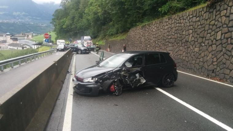 Der Unfall in Forst hatte ausgiebige Verkehrsbehinderungen zur Folge. - Foto: FFW Algund