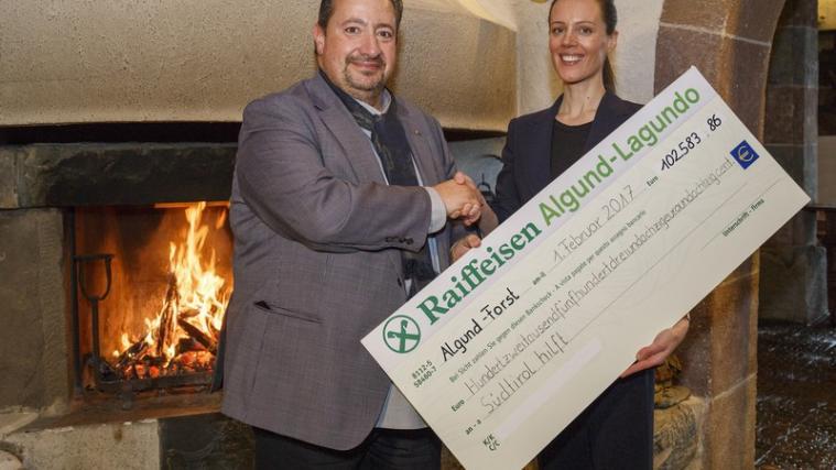 Cellina von Mannstein, Ideatorin des Forster Weihnachtswaldes, bei der Scheckübergabe an Heiner Feuer, Präsident der Hilfsplattform „Südtirol hilft“.