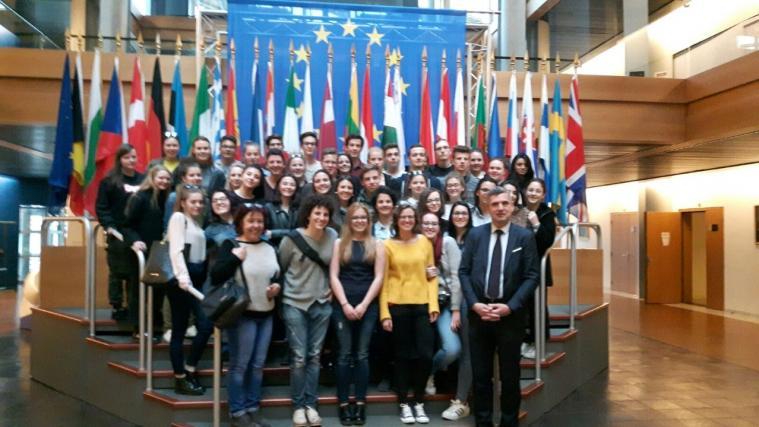 Gruppenfoto mit Herbert Dorfmann im EU-Parlament