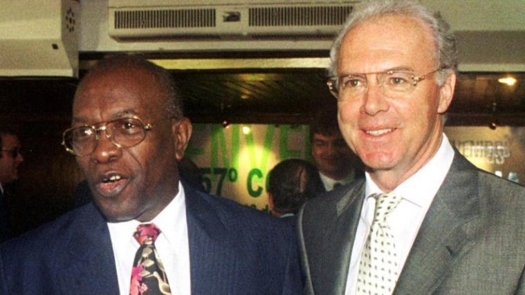 Franz Beckenbauer (rechts) mit dem ehemaligen FIFA-Vizepräsidenten Jack Warner auf einem Archivbild aus dem Jahr 2000.