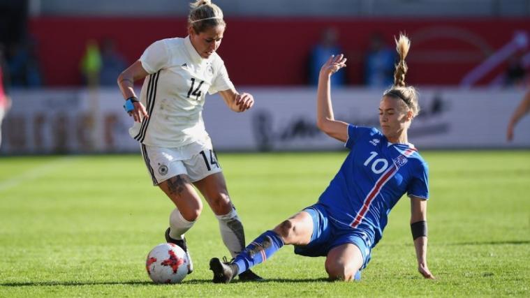 Die erfolgsverwöhnten deutschen Fußballerinnen zogen gegen die beherzt aufspielenden Isländerinnen (in Blau) den Kürzeren. - Foto: Twitter/DFB