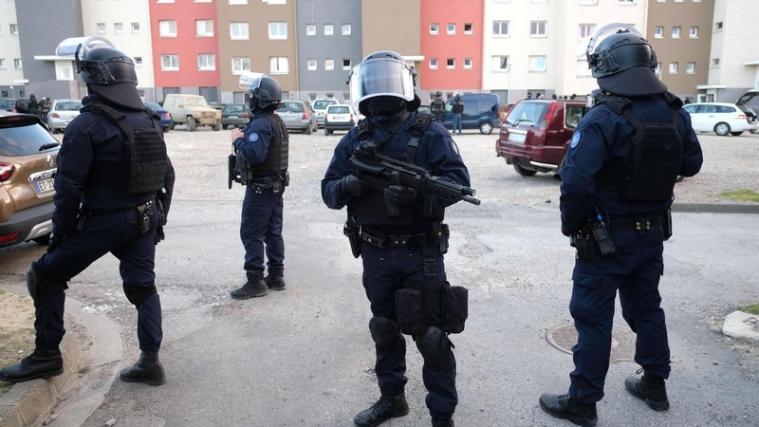 Die 18-Jährige werde der Mitgliedschaft in einer terroristischen Vereinigung beschuldigt.