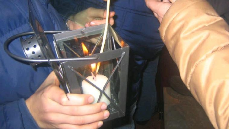 Am Heiligabend holen sich viele Menschen das Friedenslicht nach Hause.