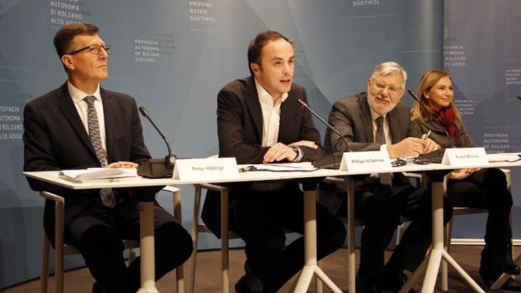 Schulamtsleiter Peter Höllrigl, Landesrat Philipp Achammer, der Direktor des Bereichs Innovation und Beratung, Rudolf Meraner, sowie Inspektorin Laura Cocciardi. Foto: LPA/mb