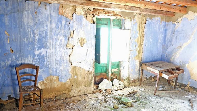 Dieser lichtdurchflutete Raum war einst blau gestrichen. Ein Haus in diesem Zustand wieder bewohnbar zu machen kostet an die 50.000 Euro. - Foto: Comune di Gangi/Screenshot