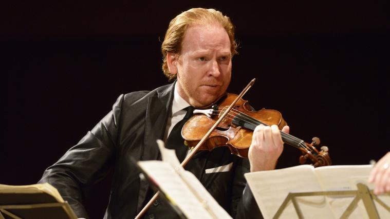 Der britische Geiger Daniel Hope ist weltweit berühmt für seine musikalische Vielseitigkeit und Kreativität. - Foto: Georg Mayr