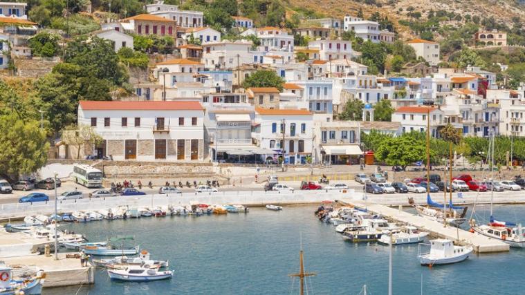 Die britische Astrophysikerin machte mit ihrem Freund nahe der Hafenstadt Agios Kirykos auf Ikaria (im Bild) Urlaub.